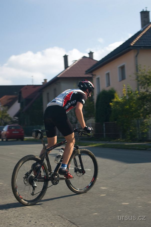 IMGP9735.jpg - A tady už to beskydbajker Lukáš drtí do kopce na Hutisko. RESPECT!