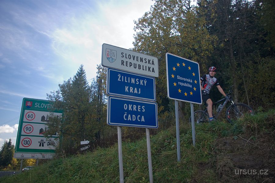 IMGP9754.jpg - Sedlo Bumbálka- státní hranice se Slovenskou republikou. Zde nás opustil Hřibík a každý jsme jeli svou cestou. On po asfaltkách až do Trenčína,  my terénem přes hřeben Vsetínských vrchů.