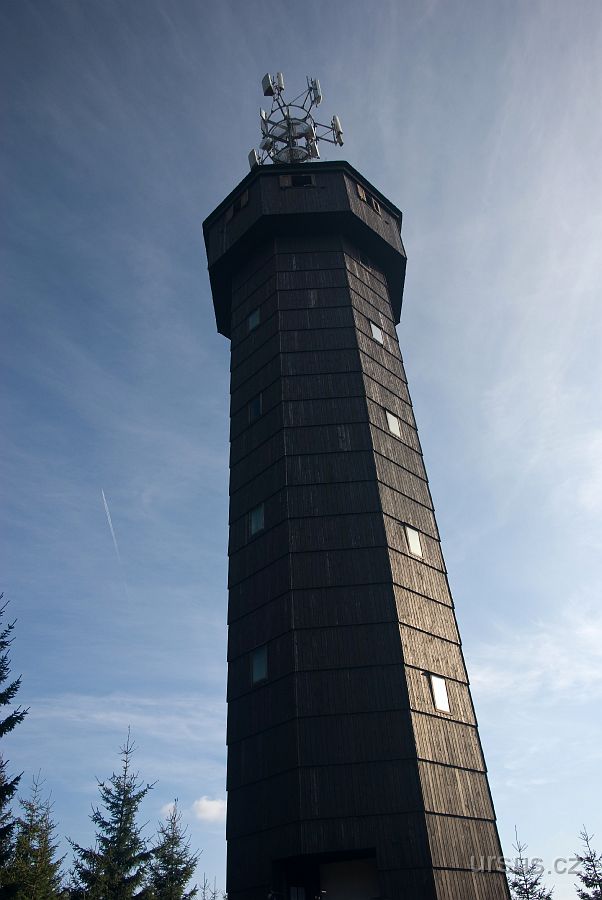 IMGP9756-2.jpg - Rozhledna Súkenická nad Třeštíkem. Těšili jsme se, že si na ni vylezeme a pokocháme se dalekými výhledy na hvozdy beskydské. Bohužel byla zavřená- provoz je pouze v letních měsících.