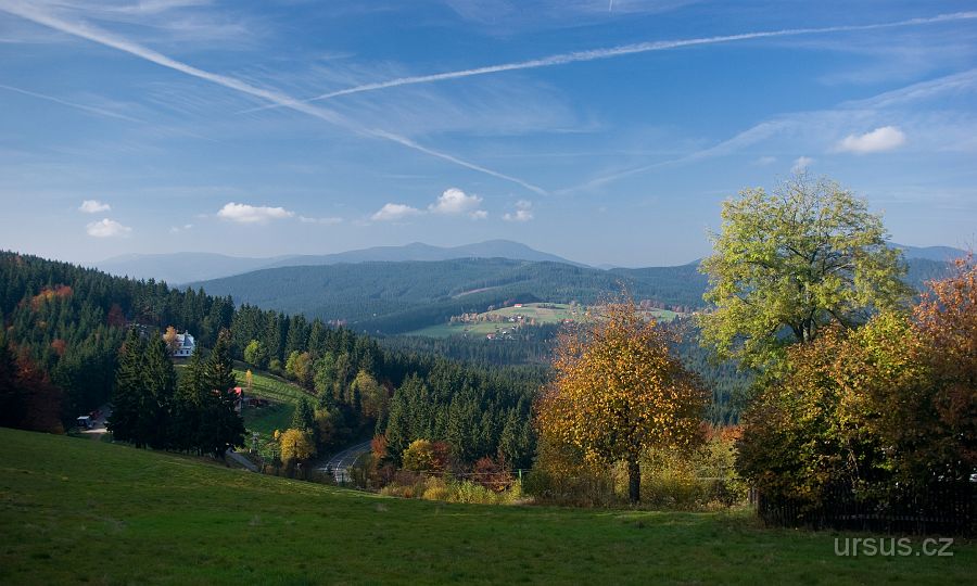 IMGP9758.jpg - Krásný výhled se nám naskýtá z Třeštíku. V dáli se tyčí (zprava) Kněhyně (1257m), Čertův mlýn (1206m) a Radhošť (1129m).