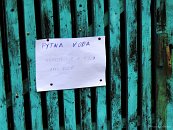 I v období velkého sucha je možné si nabrat vodu ze studní, které jsou u každého stavení.