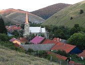 Eibentál je položený v hluboce zaříznutém údolí a v jeho okolí se nacházejí pozůstatky po těžbě antracitu. Ty jsme ale nestihli prozkoumat. Zato se nám podařilo zjistit, že materiál na střechu kostela pochází z Německa a vodorovné čáry na svazích mají na svědomí krávy.