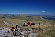 Vrchol Piatra Scarisoarei (2 245 m) - nejvyšší místo kterého jsme v rámci Godeanu dosáhli. A proč se schováváme? Aby nás vítr neodfoukl!