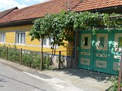 Eibentál je upravená vesnice, ve které den před naším příjezdem skončil velký folklorní festival - hostovaly kapely jako Divokej Bill i Mňága a Žďorp. A protože měli úspěch jak u místních, tak u návštěvníků, bude se festival pořádat každoročně.