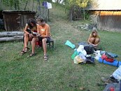 Zatímco se čeští turisté se pídí po informacích o české menšině, neznámé dítě z lesa jim prohrabává batohy.