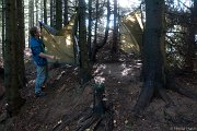 Jiří a já testujeme zbrusu nové bivakovací plachty - odlehčené verze vážící pouhých 350g! Počasí je prověřilo opravdu kvalitně, protože celou noc vydatně pršelo. Na to, že to byl první pokus dopadly plachty výtečně! Spacáky navhly pouze v místech, kde se dotýkaly plachty. Tyto nedostatky se dají lehce eliminovat správnou konstrukcí přístřešku. Takže příště žádné stany, ale plachty :)