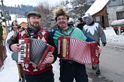 Fašaňk je rozverný, zpěvavý a nevázaný, provoněný koblihami, slaninou a pálenkou, nutnou pro zahřátí při celodenním obchůzce v mrazivém vzduchu. : Beskydy, Valašsko, Vsacko, fašaňk, zima