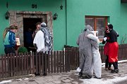 A hlavně zatancujeme u každého domu, aby mu to v příštím roce přineslo štěstí, úrodu a plodnost. : Beskydy, Valašsko, Vsacko, fašaňk, zima