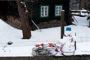 Sněhulákovi z toho všecho spadl nos...s vánočními dárky přijel pozdě. : Beskydy, Valašsko, Vsacko, fašaňk, zima