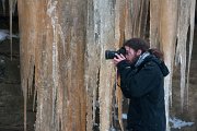 Během fotorozjímání se rozpoutala koulovačka; studené a mokré sněhové koule lítaly na nebohé a bezmocné fotografy. : Beskydy, Pulčínské skály, Valašsko, Vsacko, ledopády, zima