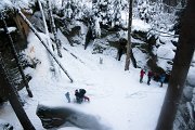 Nakonec však byly útočnice přemoženy, ve sněhu vyváleny a zahnány na dno kaňonu Ancona :) : Beskydy, Pulčínské skály, Valašsko, Vsacko, ledopády, zima