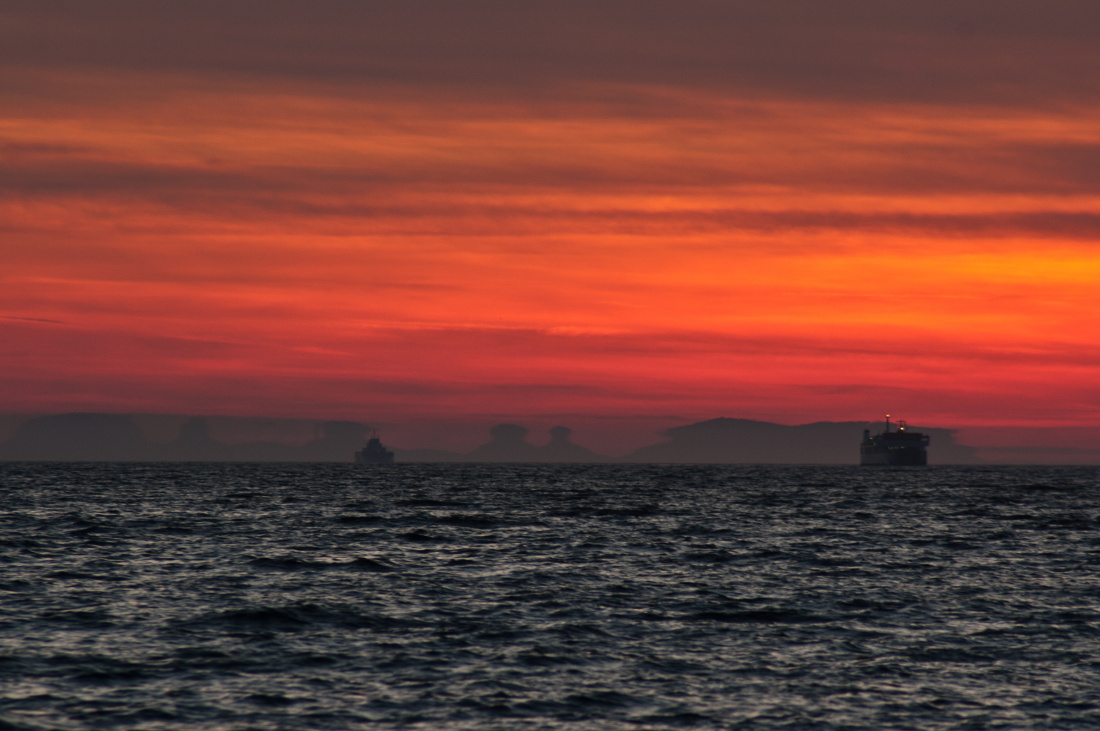 Za soumraku pozorujeme opravdu ojedinělý jev. V důsledku výškové inverze vzniká ve vyhřátém vzduchu nad studeným mořem fata morgana. Toto tzv. svrchní zrcadlení způsobuje převrácení vrcholků ostrovů do bizarních tvarů.